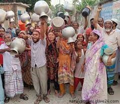 ৯ মাস ধরে পাম্প বিকল পানির জন্য কলস নিয়ে বিক্ষোভ