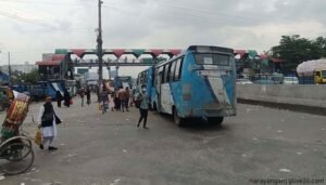 নারায়ণগঞ্জে মহাসড়কের মাঝখানে বিদ্যুতের খুঁটি