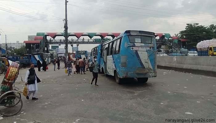 নারায়ণগঞ্জে মহাসড়কের মাঝখানে বিদ্যুতের খুঁটি